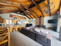 3-bedroom chalet in fabulous Bartlett, wonderful spot close to Storyland