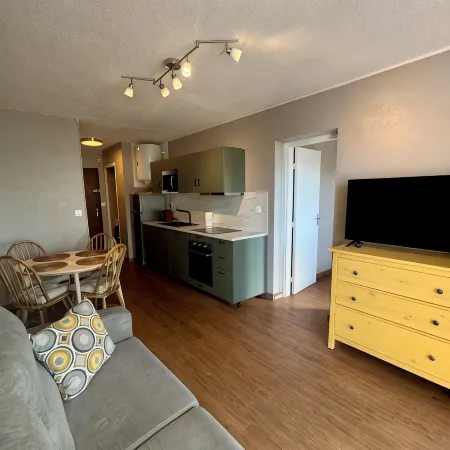 Appartement ensoleillé à 80m de la plage, avec une petite vue mer du balcon!