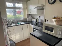 2 bedroom chalet 5 minutes walk to shops, pubs and a large dog-friendly beach,