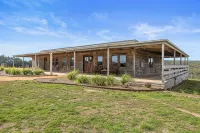 Rustic country lodge with spectacular fire pit and nearby hiking trails