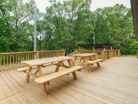 Spacious 5-bedroom just 1 minute from Bennett Spring State Park! Hotels in Laclede County