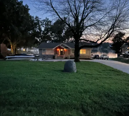 Lake Norman lake front retreat - lower unit, pet friendly. - Beach