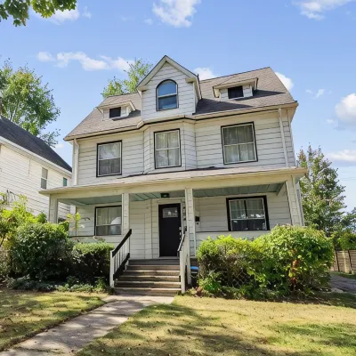 The Lakewood Belle! Family Friendly Home -10 mins to Downtown Hotels near Cleveland Hopkins International Airport