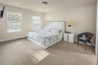 Huge 4bd Masthope retreat,hot tub game room,lake access,ski, Rain friendly deck