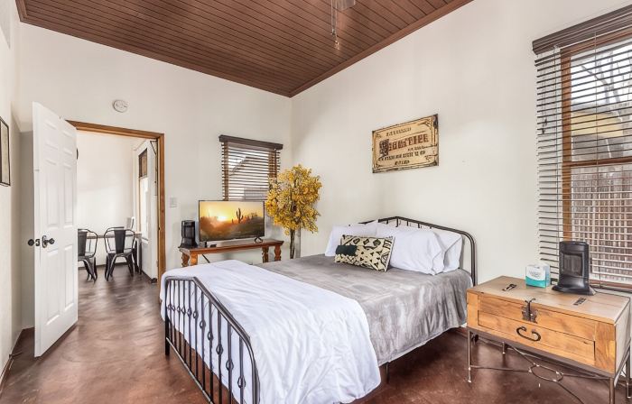 1 min walk to O.K. Corral & Allen St.  Perfect for families & dog friendly.