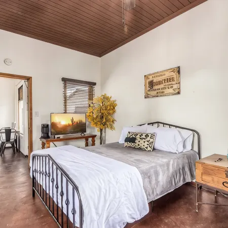 1 min walk to O.K. Corral & Allen St.  Perfect for families & dog friendly.