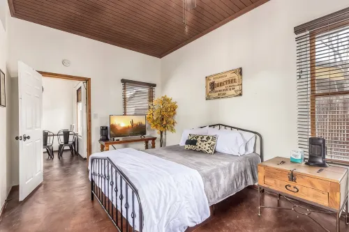 1 min walk to O.K. Corral & Allen St.  Perfect for families & dog friendly.