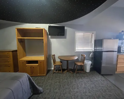 The Galactic Getaway - Lakeside Tiny Home Rental - Queen Bed Hotels in Rock County