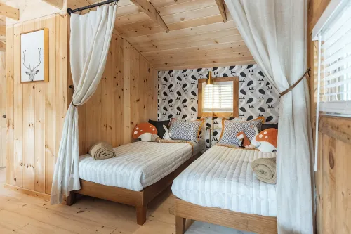 Cabin on a private lake + RV hookup. Surrounded by trails, lakes, and wildlife - Alphydda