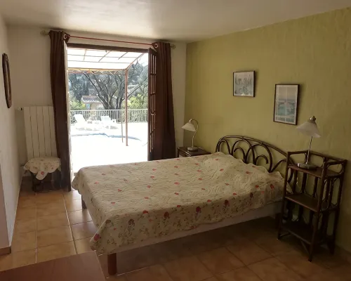 Ground floor of a villa in front of the swimming pool Hotels in Carces
