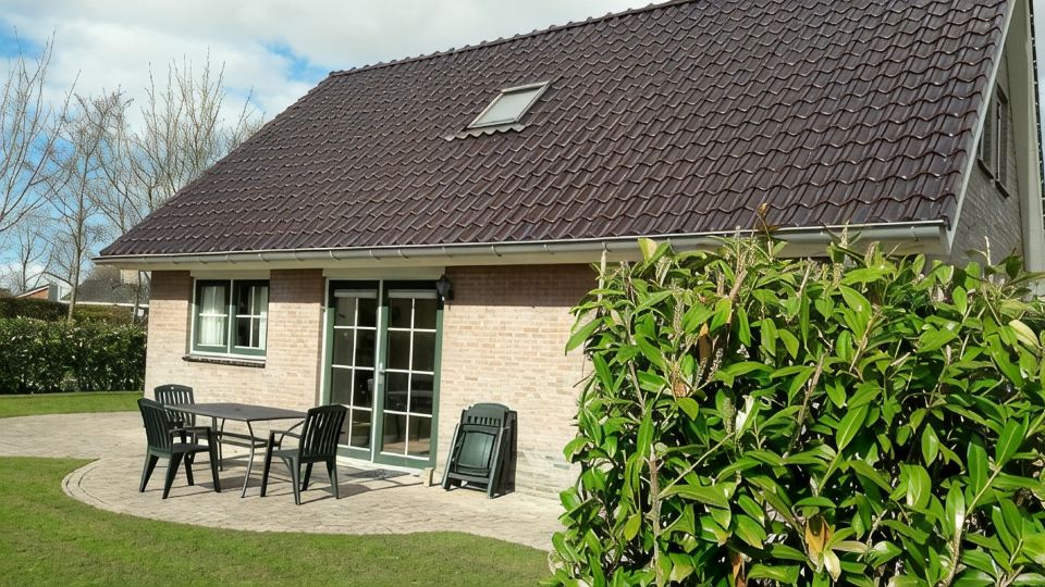 Detached vacation home with enclosed garden close to the Wadden coast