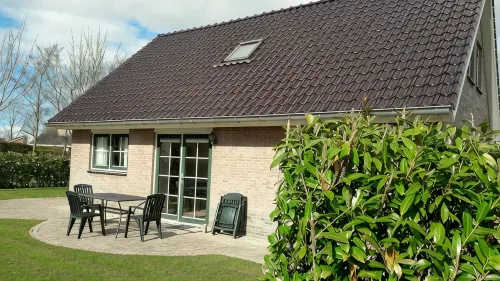 Detached vacation home with enclosed garden close to the Wadden coast - ที่มีสระว่ายน้ำ