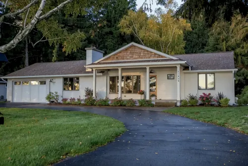 Traverse City - West Bayshore Retreat - 100’ of Private Beach - Luxurious House - Homestays