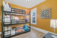 Relaxing 2BR Family Stay – Near Lake & Downtown! - واي فاي