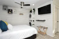 Stylish Mid-Century Modern Private Studio Blocks from UF and Stadium! - 발코니