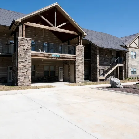 It is Springtime in TN- comfortable, clean, in a gated community & near food!