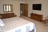 Riverfront, golf course retreat with pool! - 발코니