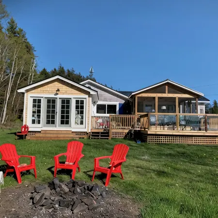 Seaside Cottage With Amazing Ocean Views:NEW MASTER BR,LR, Screened Porch,DECKS