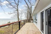 Lakefront Cottage with Hot Tub & Beach Access - Boutique