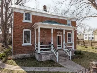 Elegant 3BR in the Heart of Historic Ste Genevieve Hotels in Sainte Genevieve