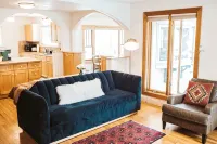 Little Yellow House - Downtown Charming 2 BDRM - 3つ星