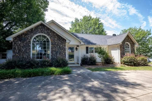 Spacious Lakehouse, Arcade Games, Huge Flat Yard, Premium Linens Included!