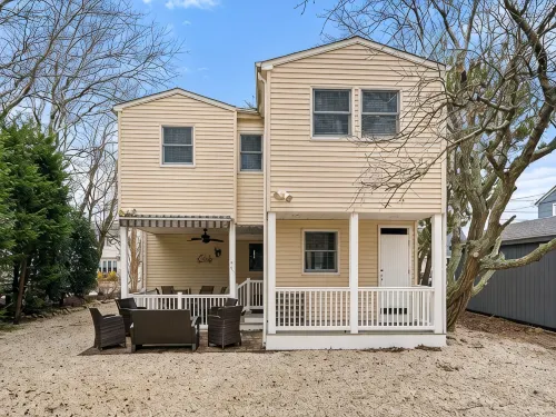 7-Bedroom House in Charming Spray Beach with WiFi, AC. Oceanside Sleeps 18 - 3-Star