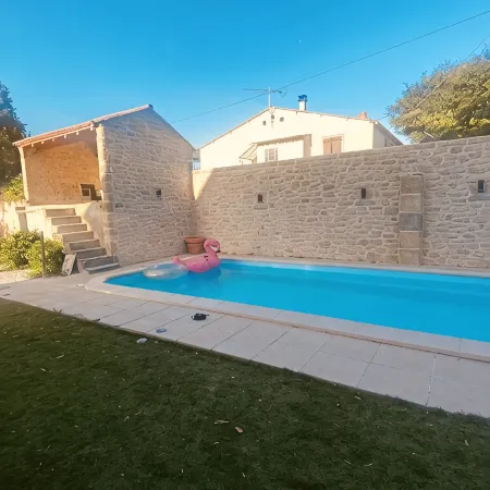 Gite Champêtre de Caractère au Mas Arnaud Équipée D'un Spa,et Accès à la Piscine