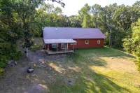 Cozy Cabin on Private Lake! Kayaks, Firepit, Fishing! Relaxing. Pet Friendly. - Alphydda