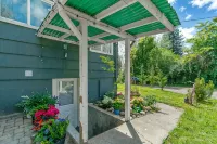 Gorgeous basement apt. w/chef kitchen, SPA bath, movie theater, hot tub & sauna