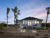 Cozy two-bedroom two bathroom on white sandy beach ファーマーズ・ヒルのホテル
