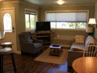MeadowBrook Suite Deluxe 2 BDRM w/ Yard and Hot Tub スカーミッシュのホテル