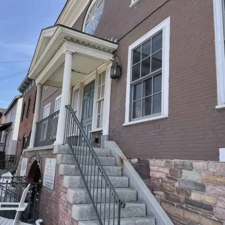 New Modern Studio- Hop Skip & Jump to Waterfront