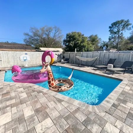 Backyard Paradise - POOL, MINI GOLF & BAR