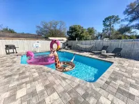 Backyard Paradise - POOL, MINI GOLF & BAR