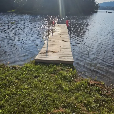 Cozy Lake Front home for Boating, fishing, winter sports, and gorgeous views, Отели в г. Эррол