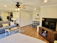 Studio in quite lake setting. Perfect for Golf, visit New Orleans or just relax. Hotels in Diamondhead