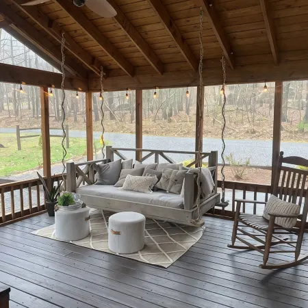 🌟Cozy Mountain Cottage w/ Hot Tub & Porch Swing Bed🌟