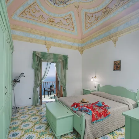 Ancient villa with fantastic sea view and swimming pool just a few minutes from Positano