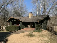 Cozy Cabin with river frontage yards from river launch for kayaking or fishing. Hotele w: Sharp County