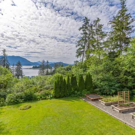 Auke Bay Chalet~ Ocean views, Hot tub, Sauna, outdoor entertainment, & fire pit!