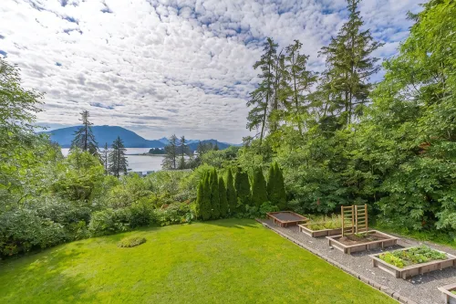 Auke Bay Chalet~ Ocean views, Hot tub, Sauna, outdoor entertainment, & fire pit!