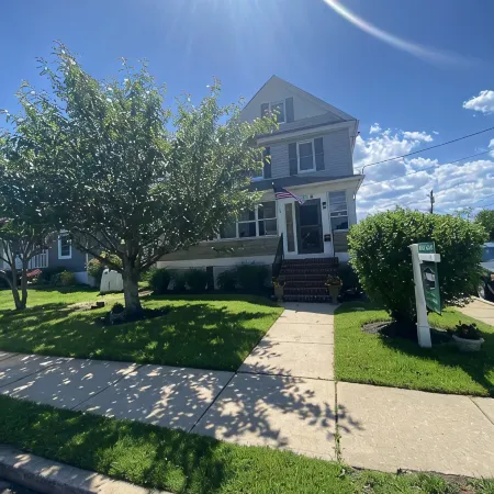 Beautiful sun filled 2 BR 3 blocks from beach- 2 beach passes- kids are free