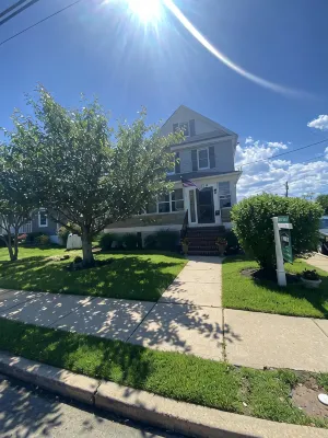 Beautiful sun filled 2 BR 3 blocks from beach- 2 beach passes- kids are free - Wi-Fi