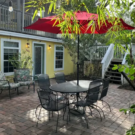 Historic Downtown Sanford Sunshine Cottage with Tree Top Suite!