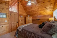 Knotty Pine Family Cabin (Tahoe Donner) - Dogs Welcome!!! - Balkoner