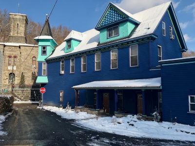 Directly across from the Old Jail, historical & surreal, ground floor 2 bedroom