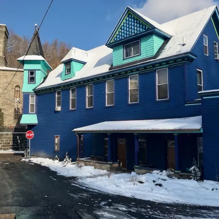 Directly across from the Old Jail, historical & surreal, ground floor 2 bedroom