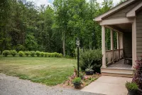 Whole home on 5 acres. Minutes from vineyards, SNP, and CHO airport. 30 min UVA - Boutique