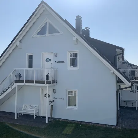 Exclusive apartment with 2 balconies and sea views - only 200m from the beach!